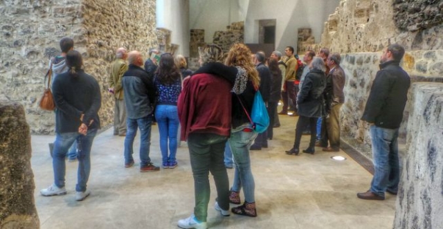 grupo de personas en un museo